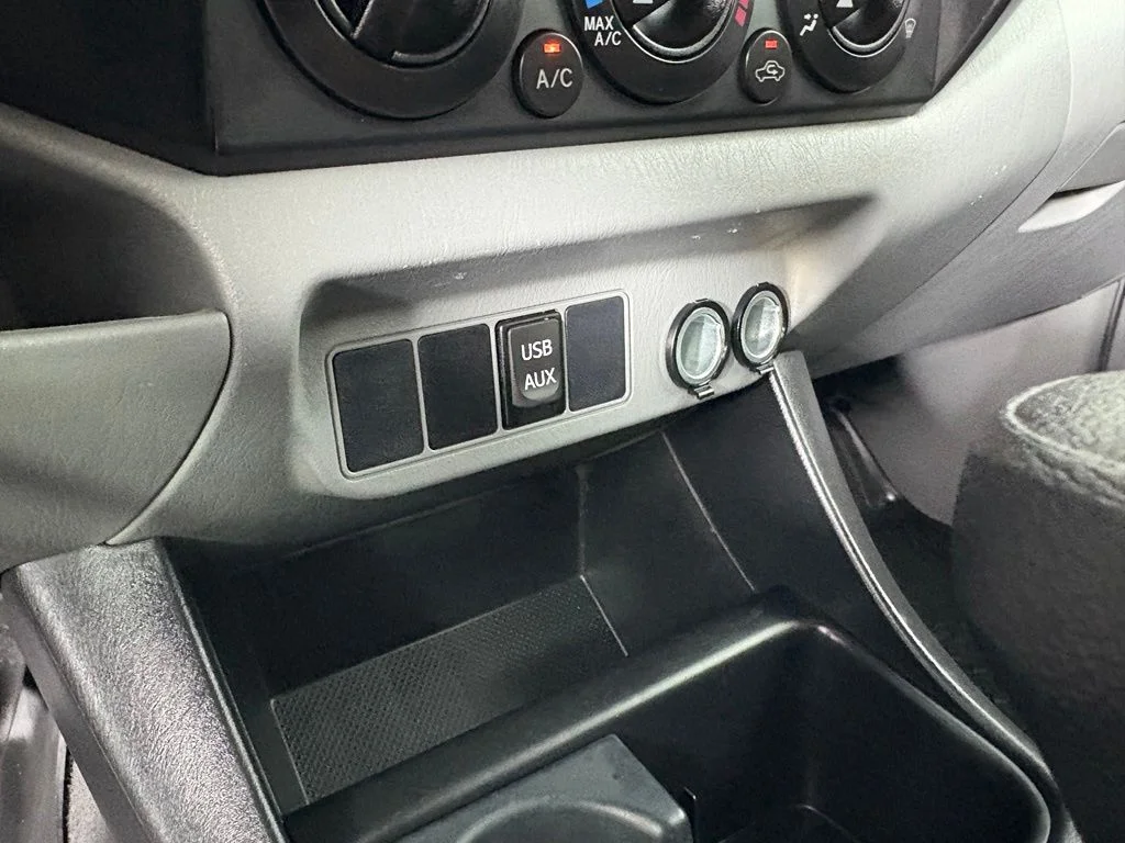 Used 2014 White Toyota Base image 25