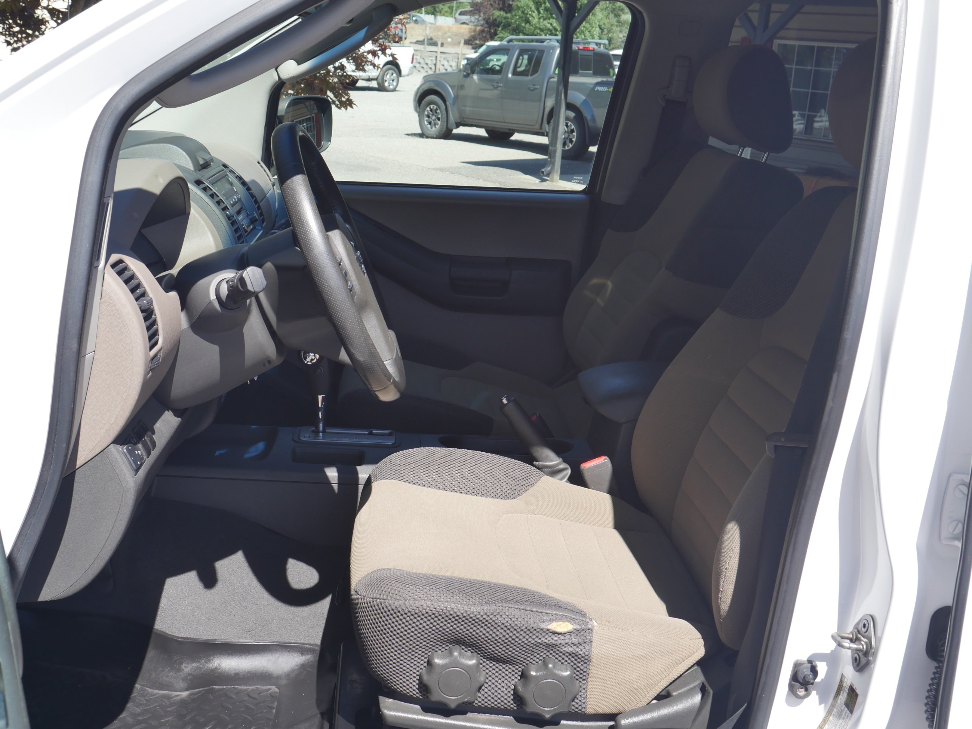 Used 2008 Avalanche Nissan SE image 3