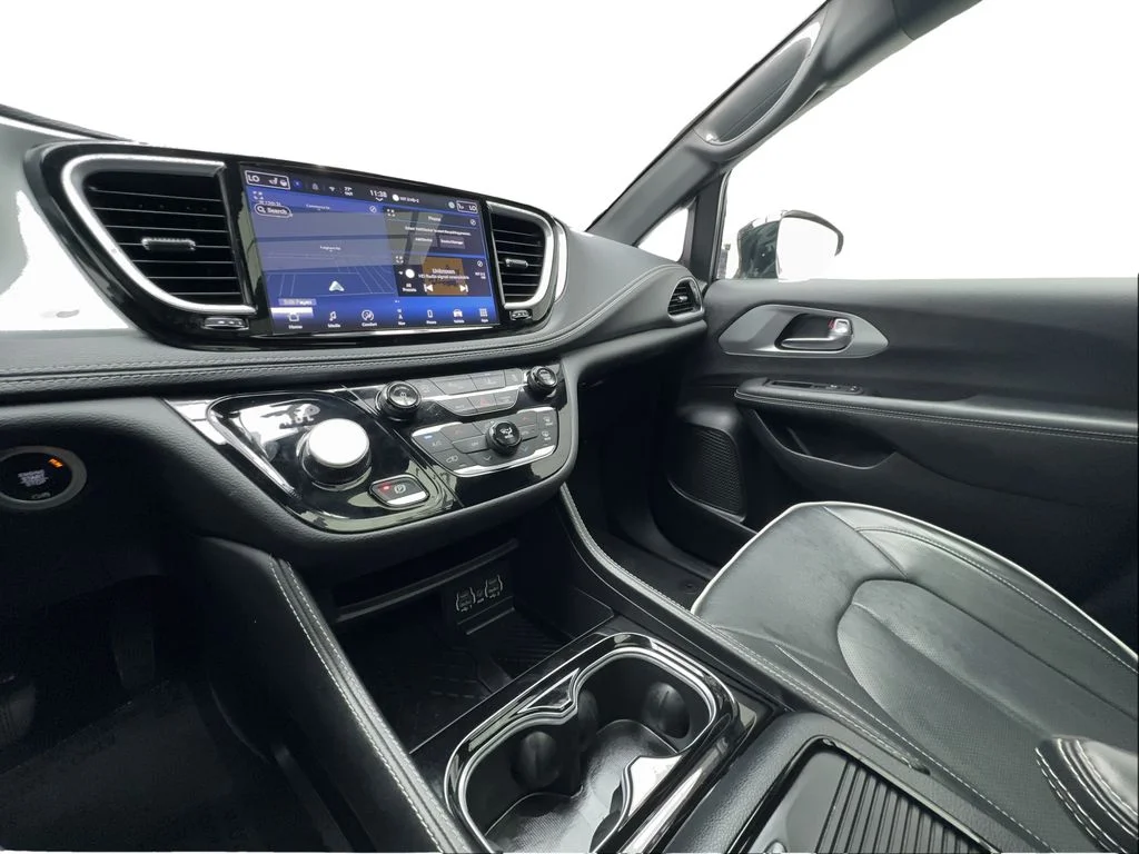 Used 2025 Black Chrysler Limited image 41