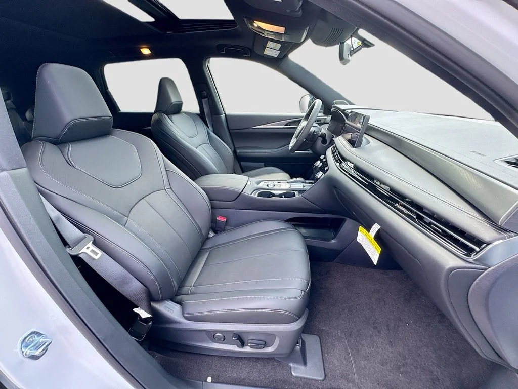 New 2027 2T RAD WHT INFINITI Sport AWD image 31