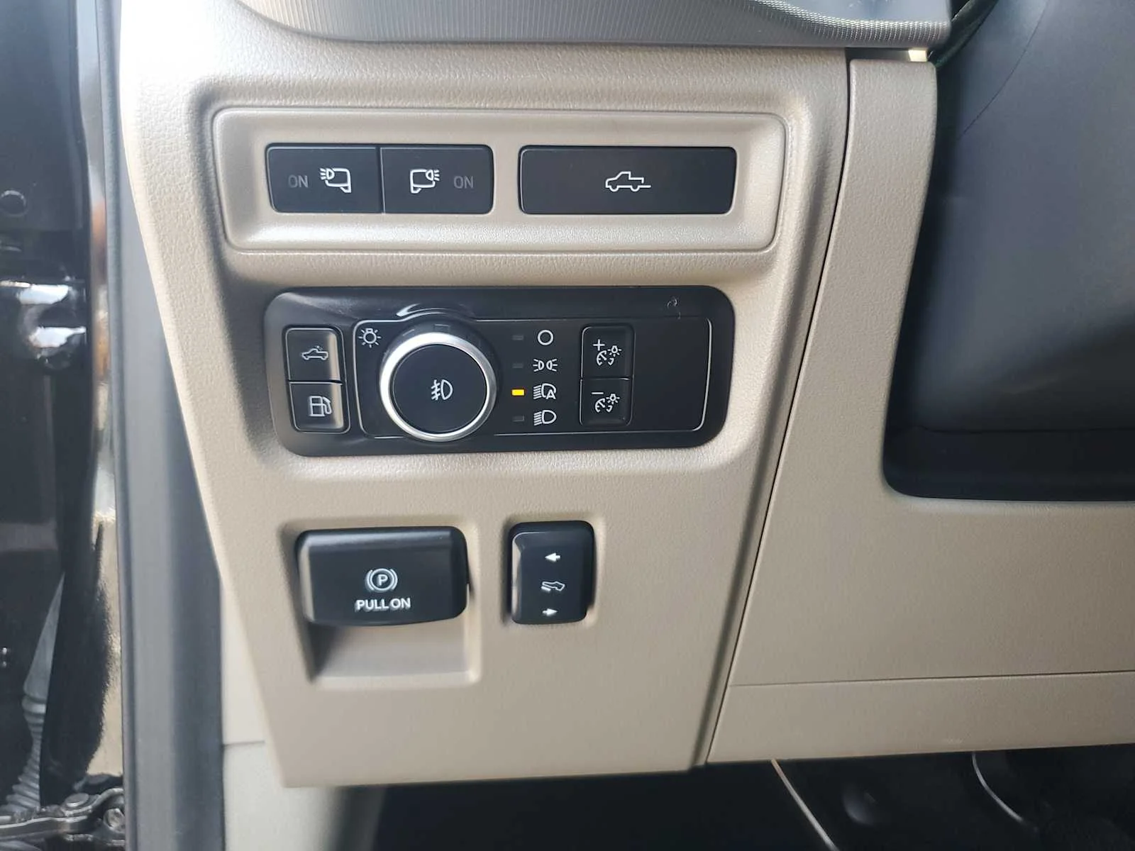 Used 2024  Ford Platinum image 23