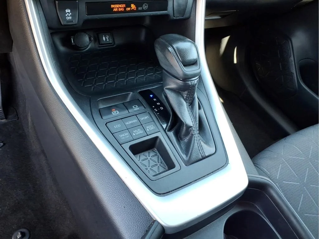 Used 2019 Silver Toyota XLE image 23