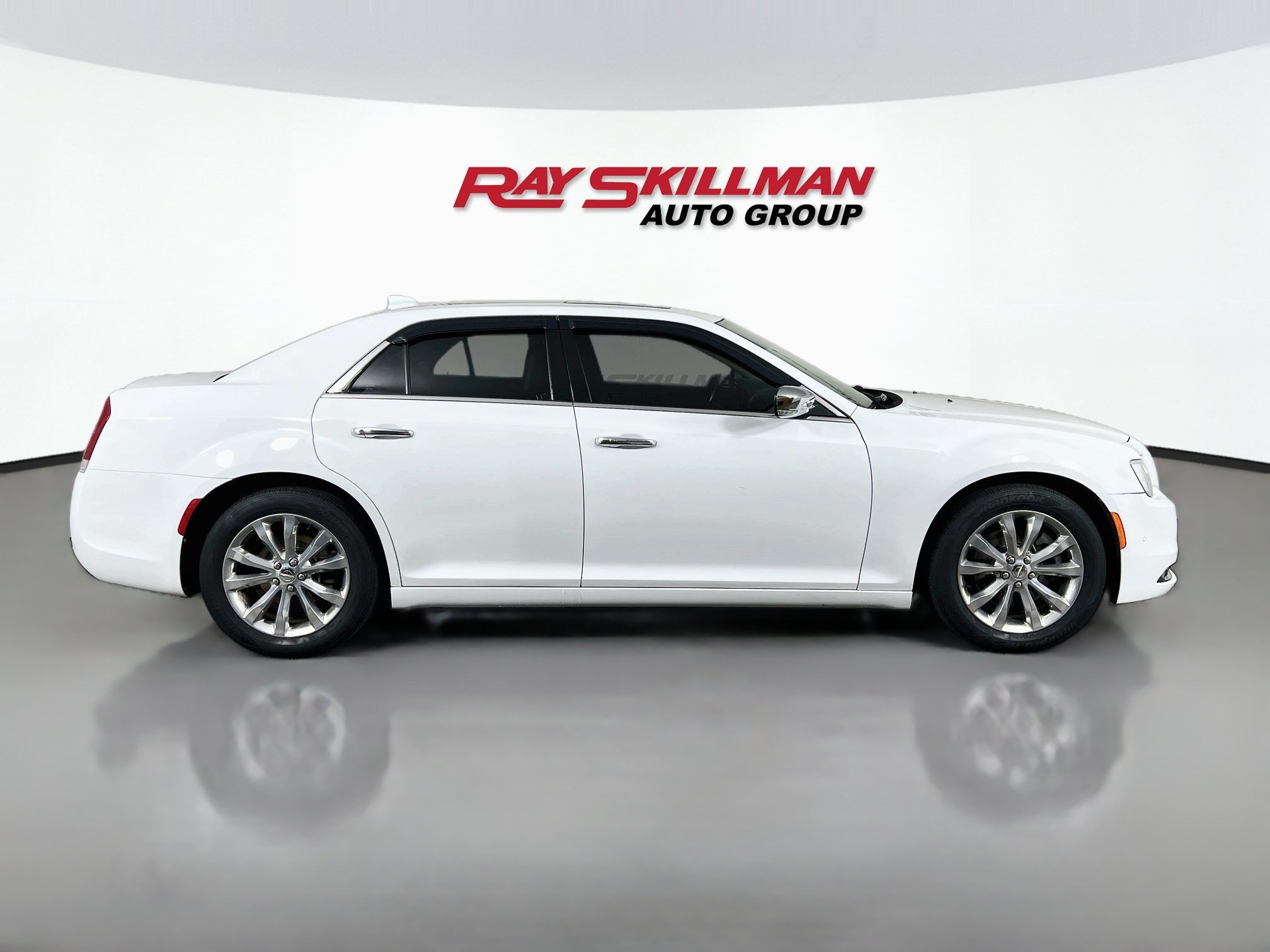 Used 2018 Bright White Clearcoat Chrysler LIMITED image 8