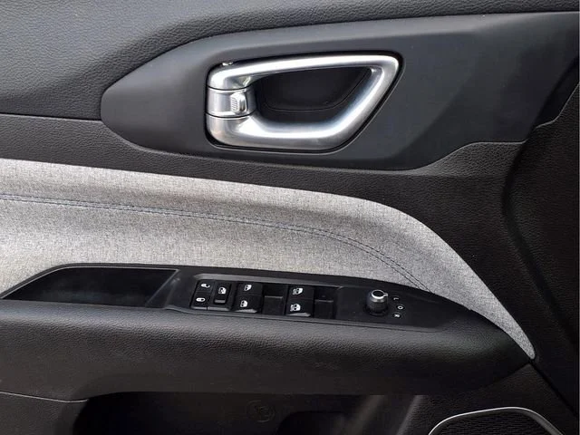 Used 2024  Jeep Latitude image 17