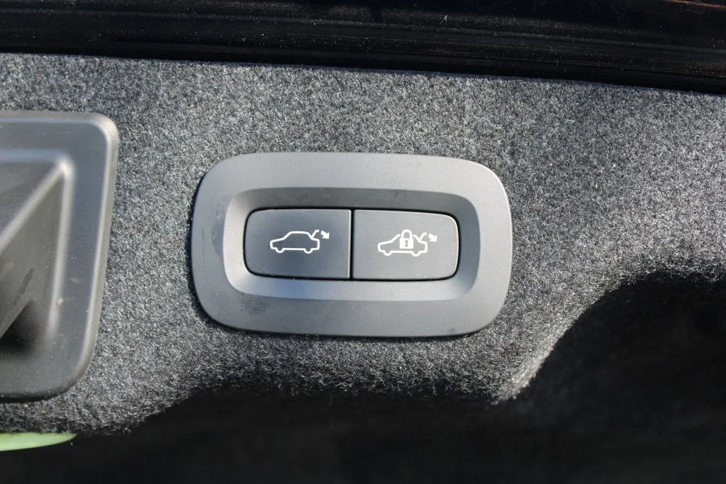 Used 2018 Black Volvo T5 Momentum image 9