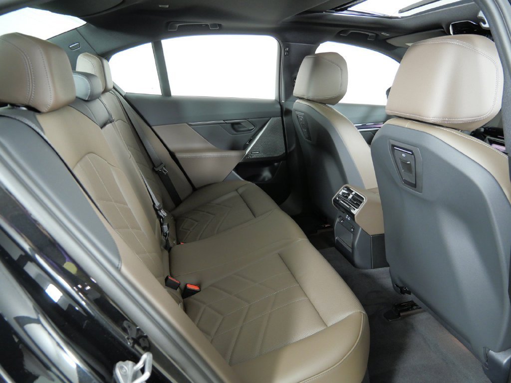 New 2027 Black Sapphire Metallic BMW 530i xDrive image 25