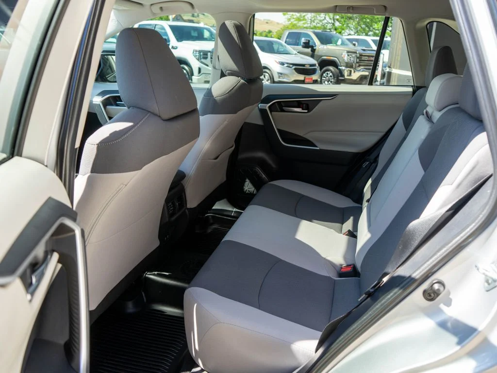 Used 2019 Silver Toyota XLE image 13