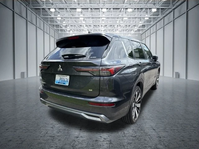 Used 2025  Mitsubishi SE image 2