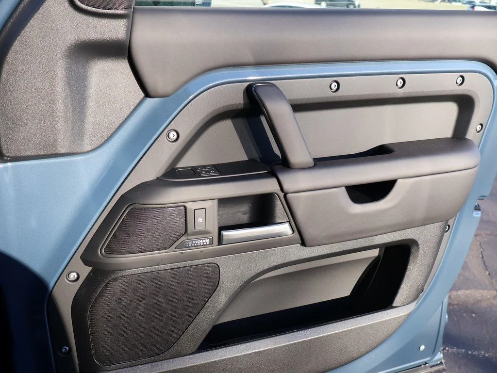 New 2026 Tasman Blue Land Rover X-Dynamic SE image 11