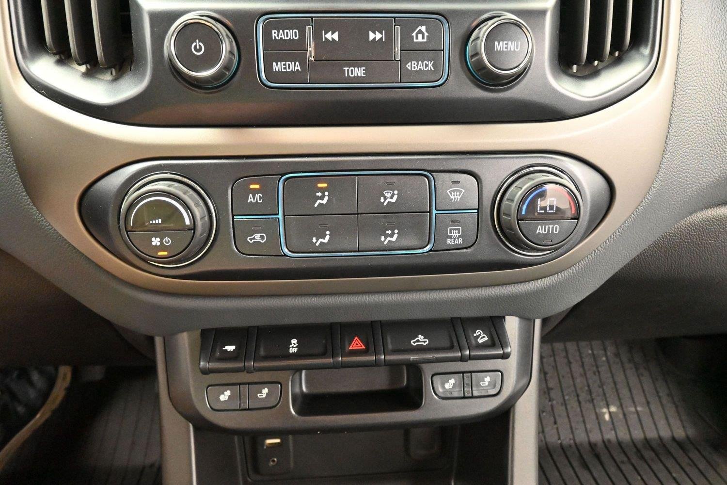 Used 2018 SILVER ICE METALLIC Chevrolet 4WD Z71 image 25