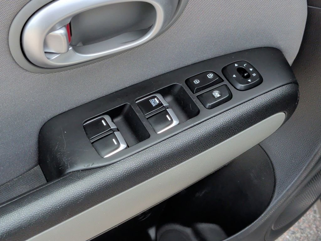 Used 2017 Silver Kia Base image 9