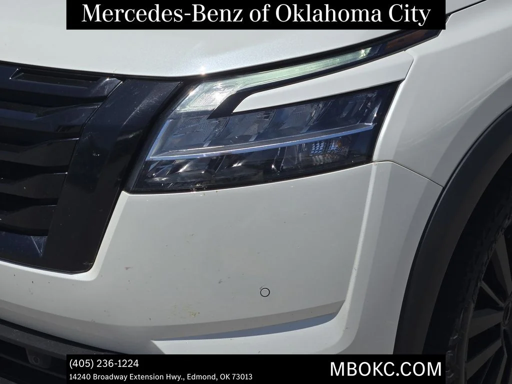 Used 2023 Pearl White Nissan Platinum image 6