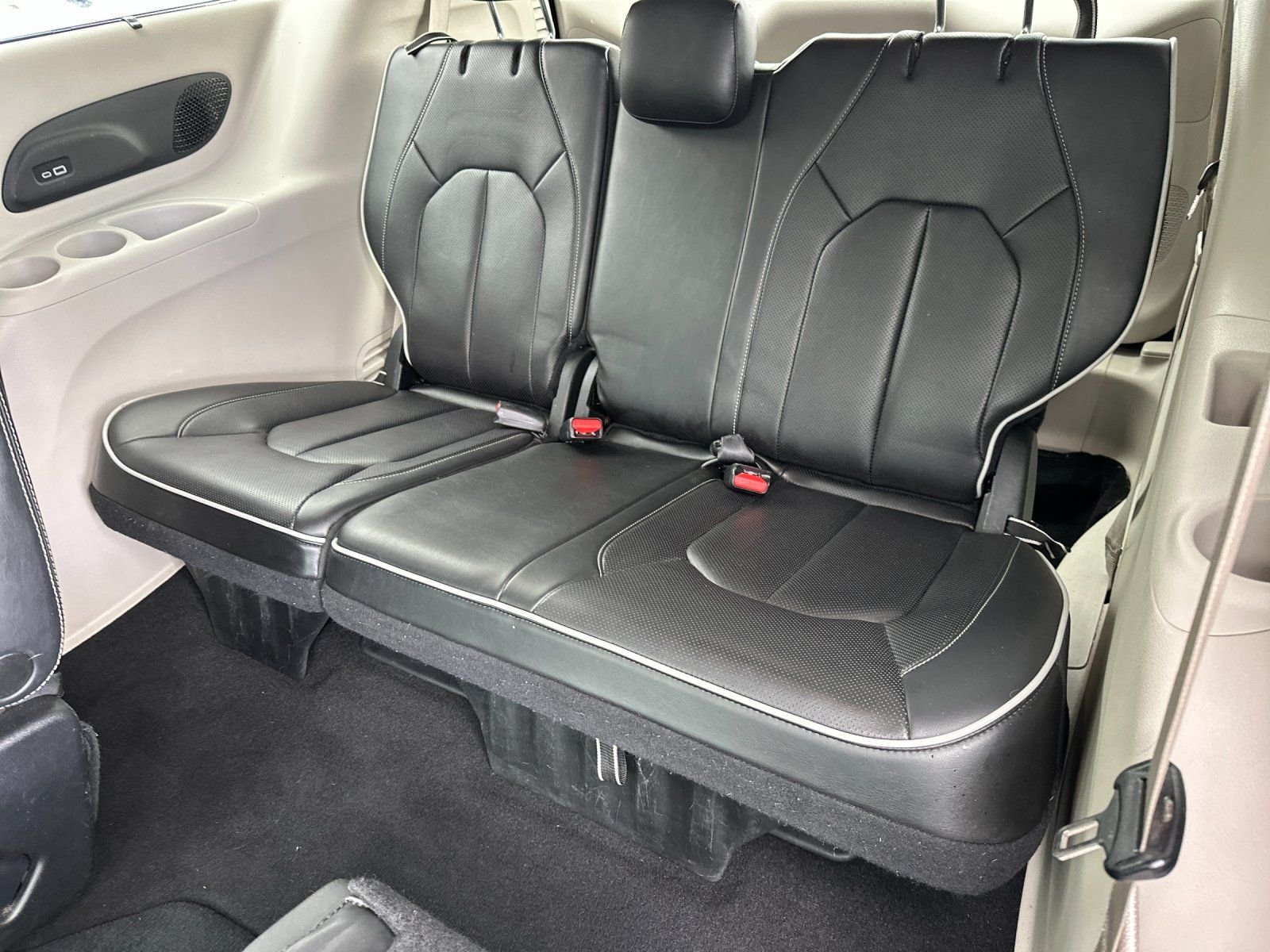 Used 2023 Red Chrysler Limited image 14