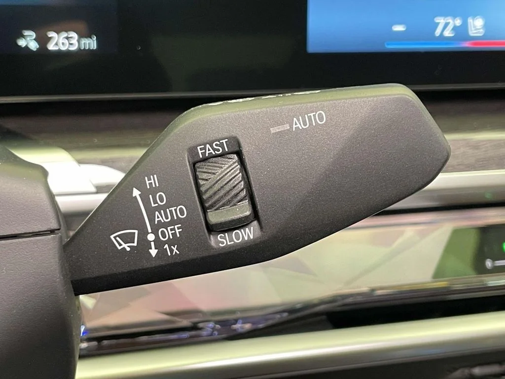 Used 2026 Black BMW xDrive60 image 36