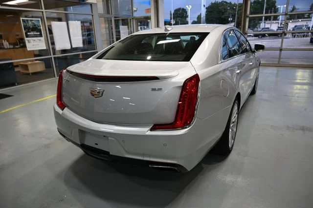 Used 2019 RADIANT SILVER METALLIC Cadillac Luxury image 5