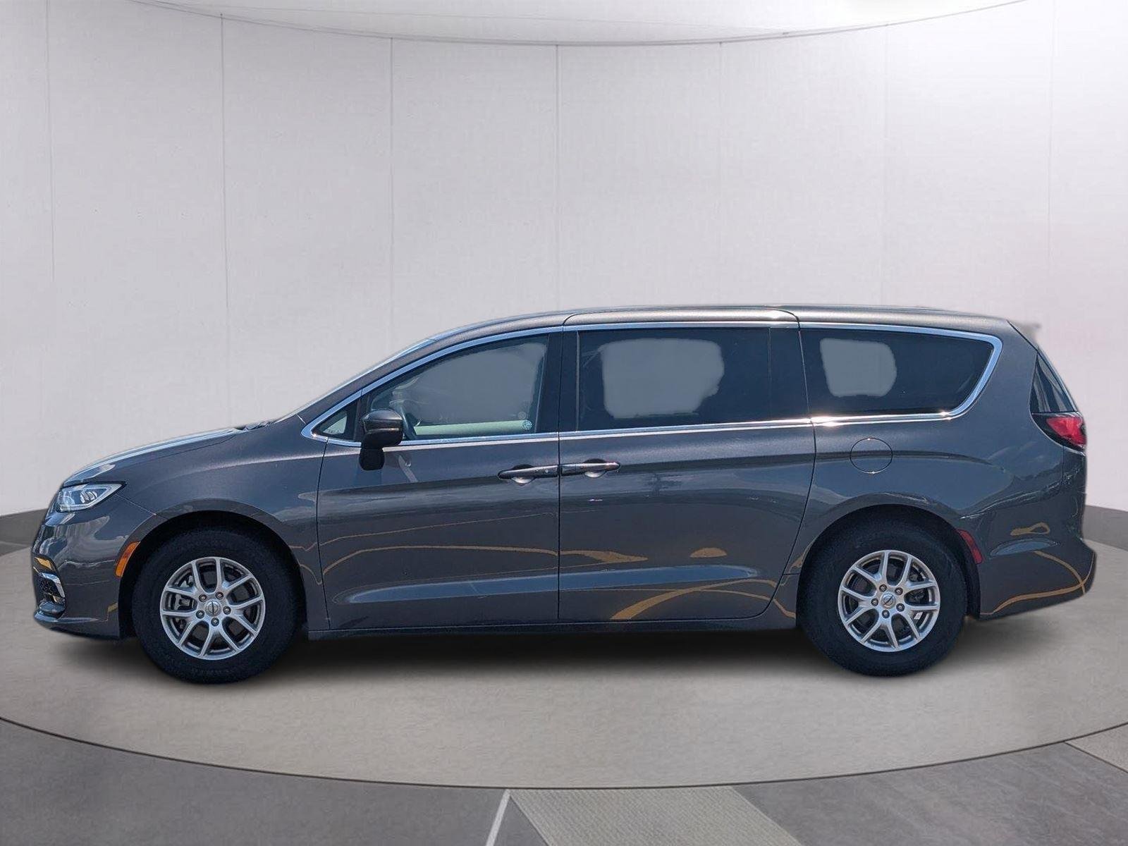 Used 2023 Granite Crystal Metallic Clearcoat Chrysler Touring L image 2