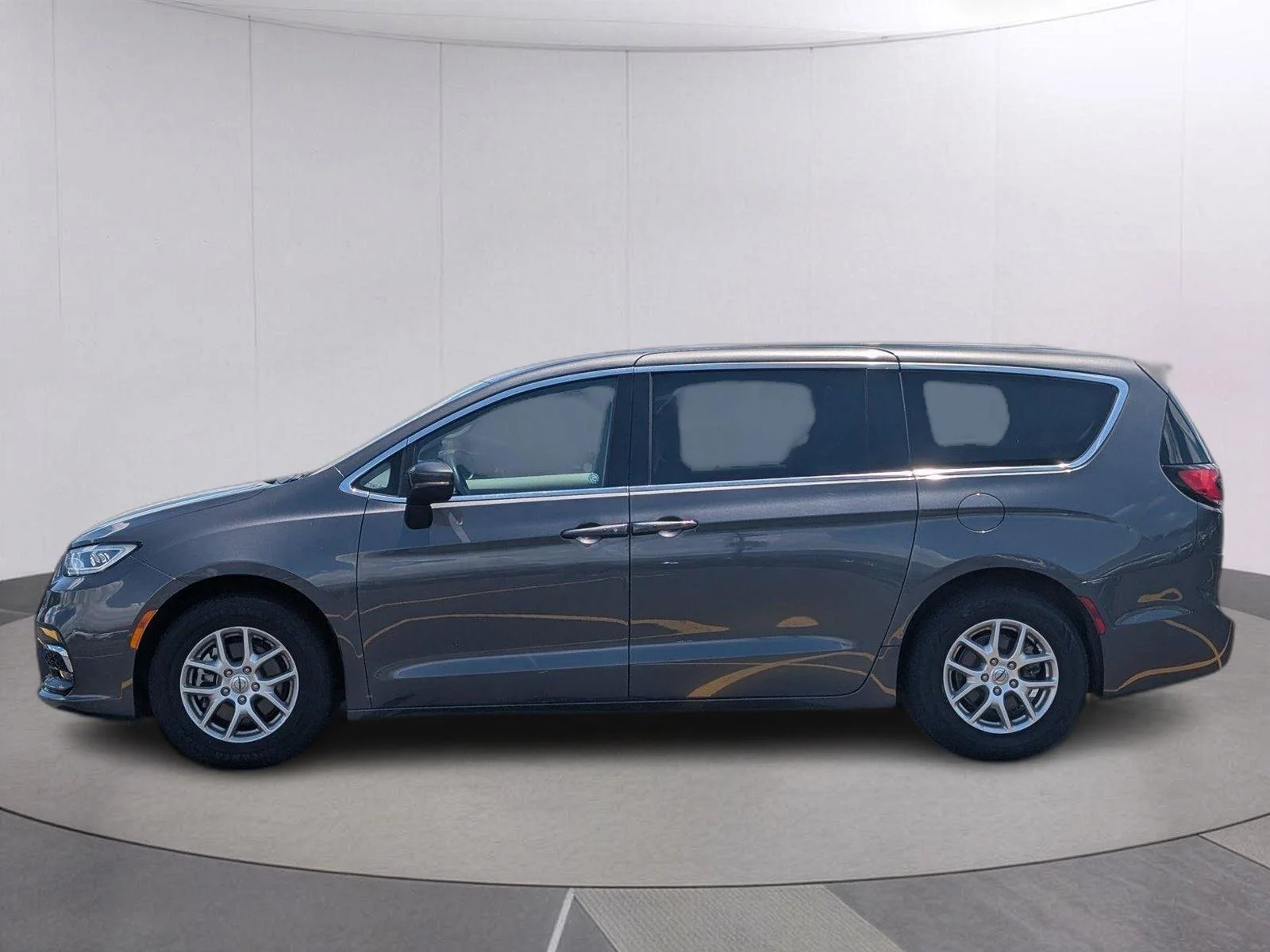 Used 2023 Granite Crystal Metallic Clearcoat Chrysler Touring L image 2