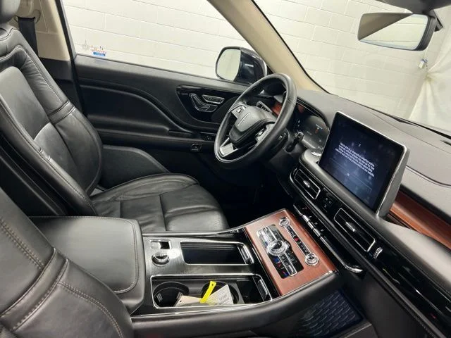Used 2023 Red Lincoln Reserve image 27