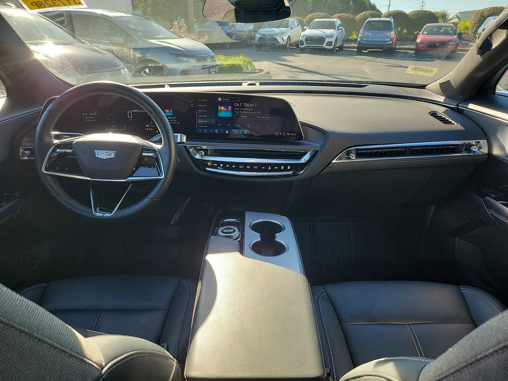 2024 Cadillac LYRIQ Tech, photo 8 of 12