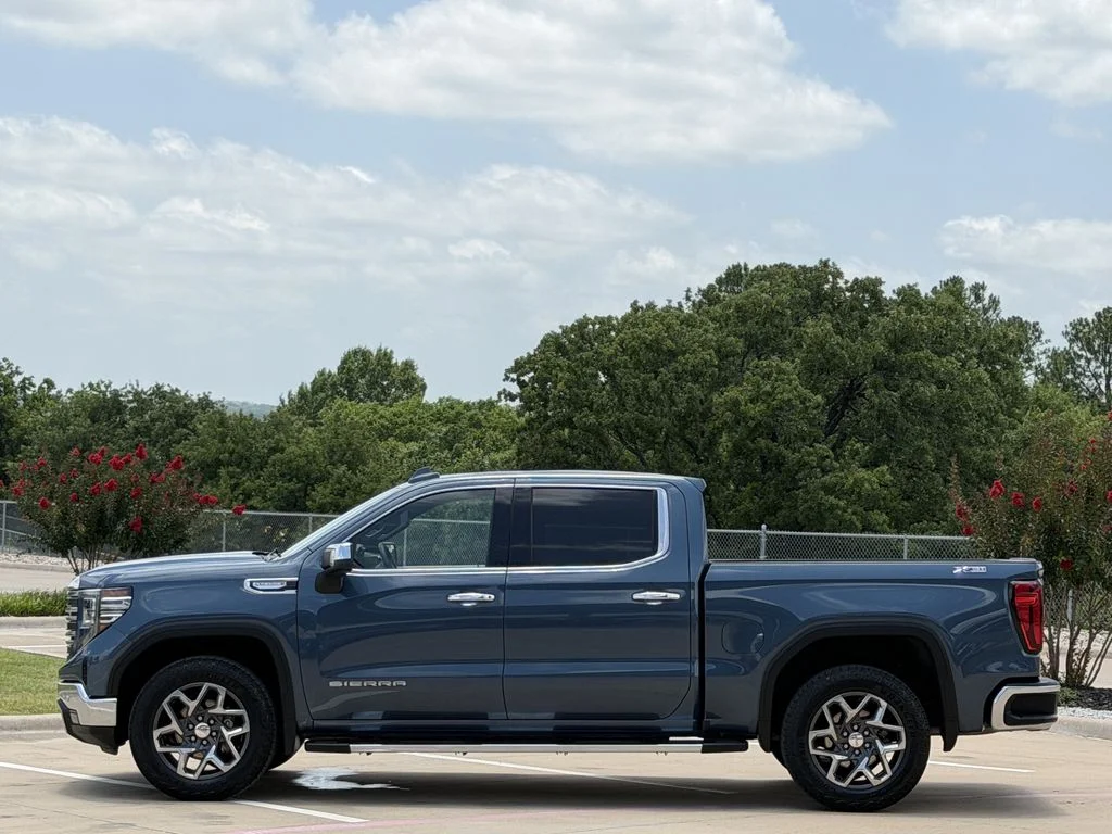 Used 2024 Blue GMC SLT image 3