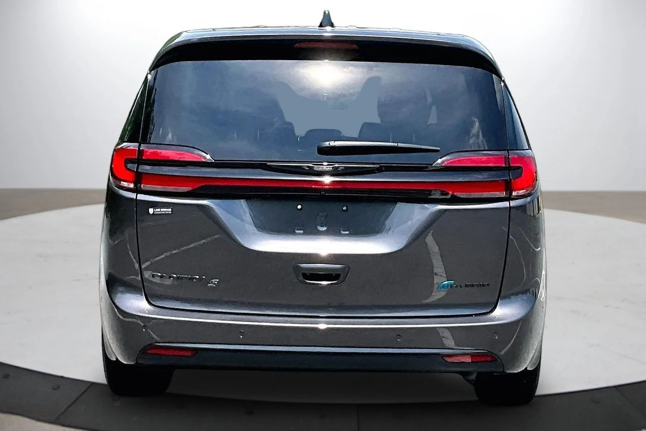 Used 2023 Gray Chrysler Limited image 8