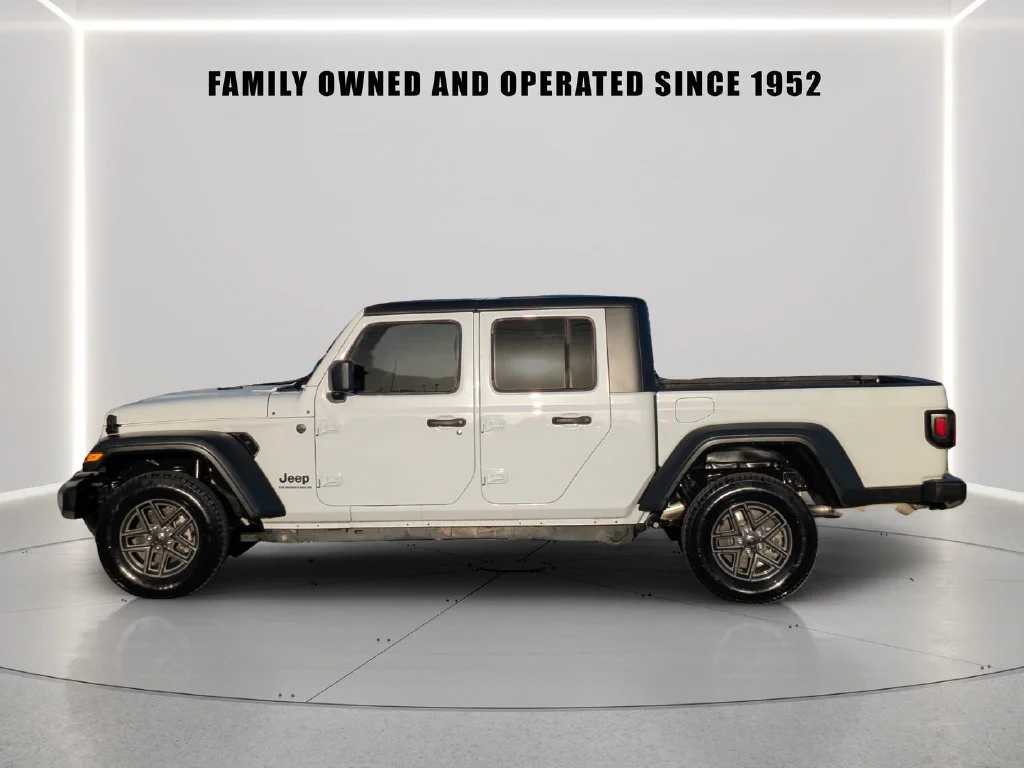 Used 2025 White Jeep Sport S image 3
