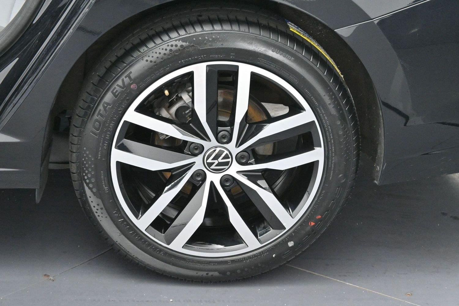 Used 2025 Deep Black Pearl Volkswagen SE image 33