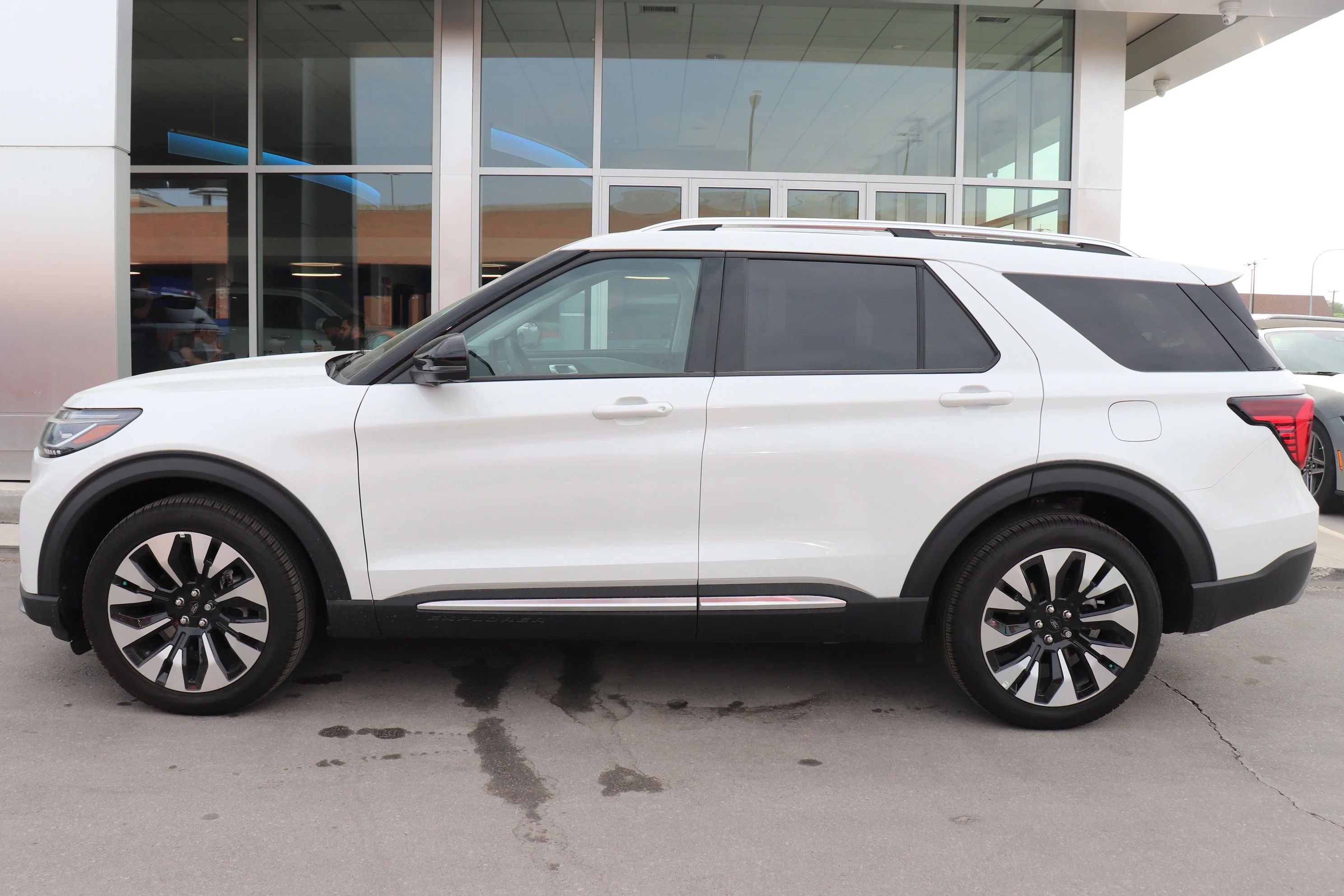 New 2026 STAR WHITE MET TRI-COAT Ford Platinum image 3
