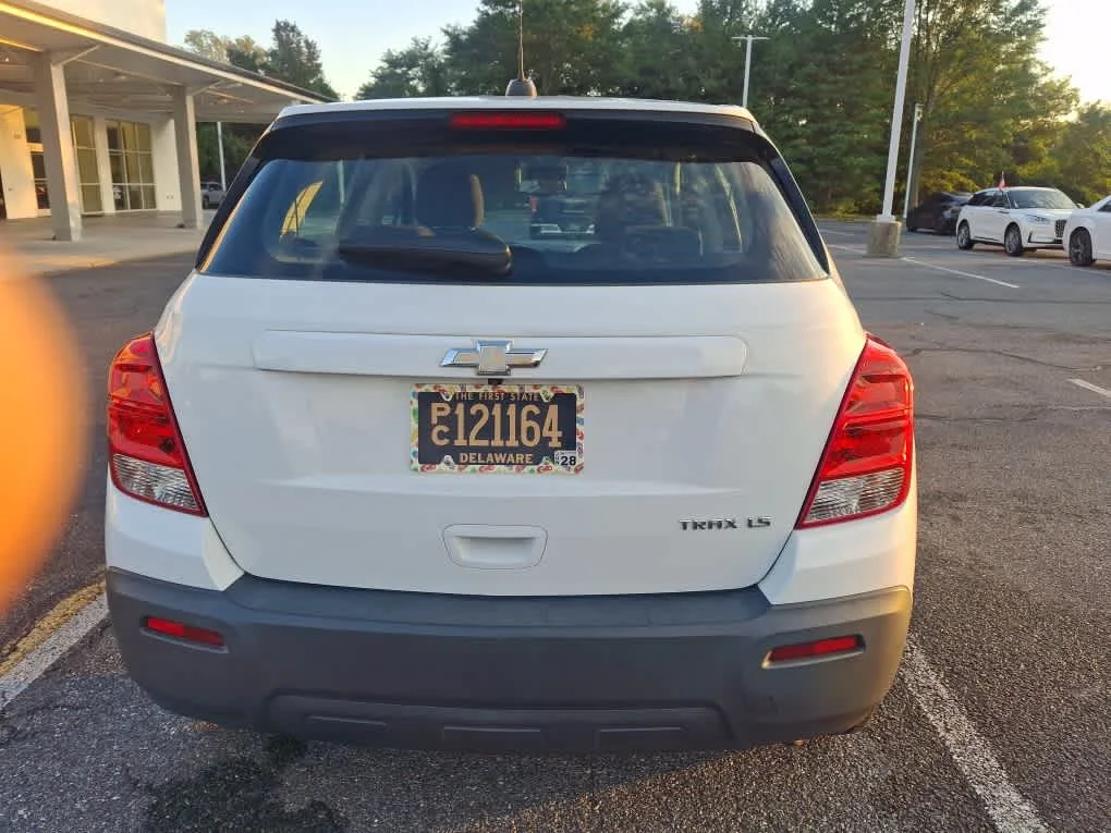 Used 2016 Summit White Chevrolet LS image 4