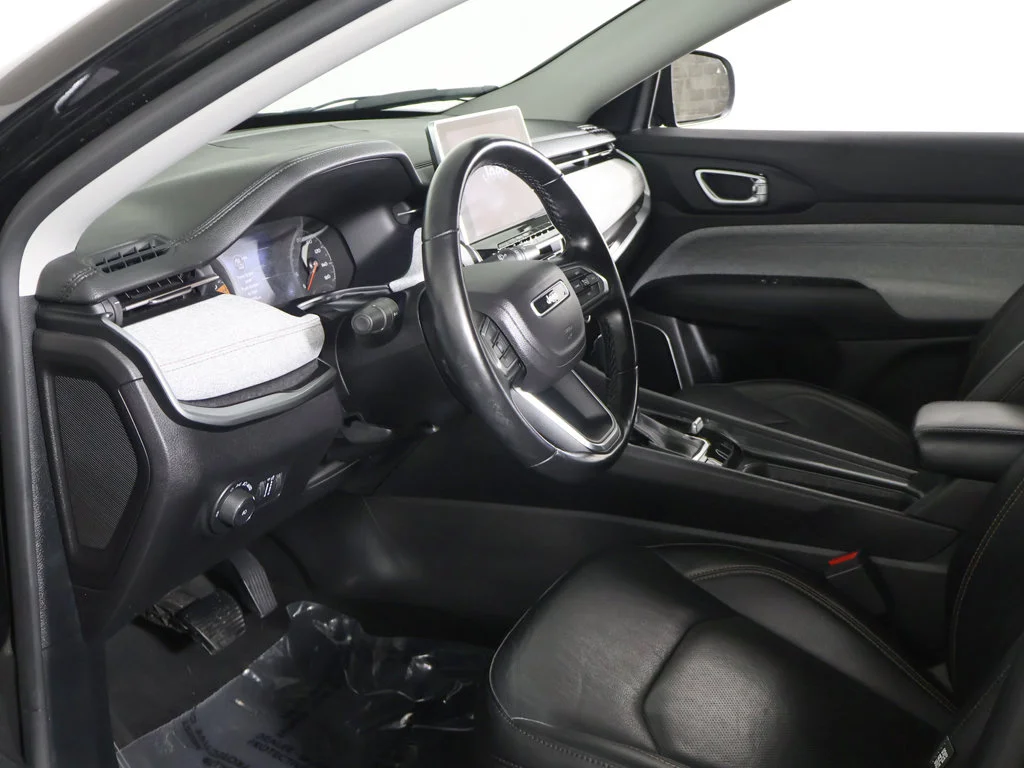 Used 2022 Black Jeep Latitude Lux image 21