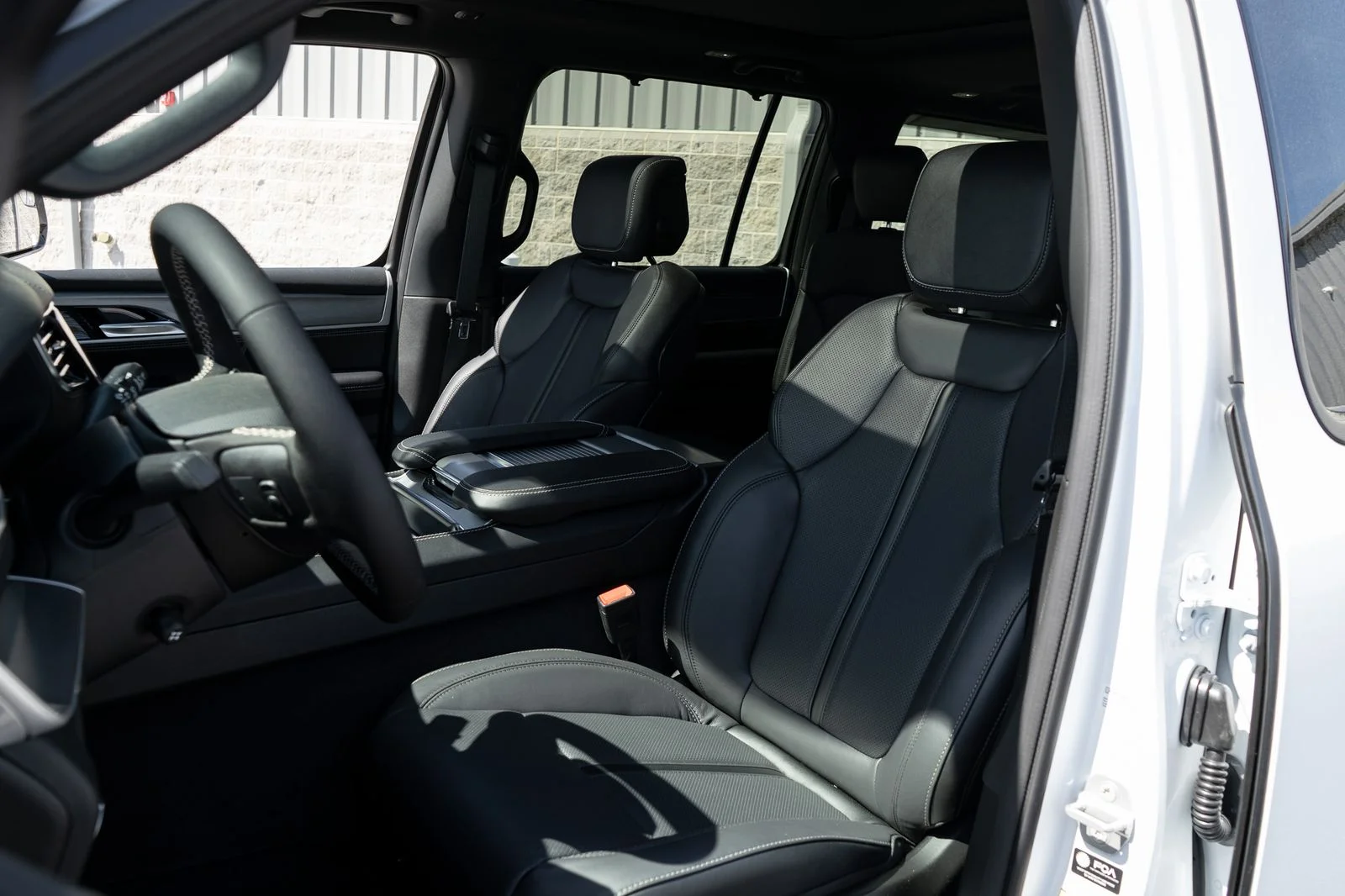 New 2026 Bright White Clear-Coat Exterior Paint Jeep Limited Reserve image 27