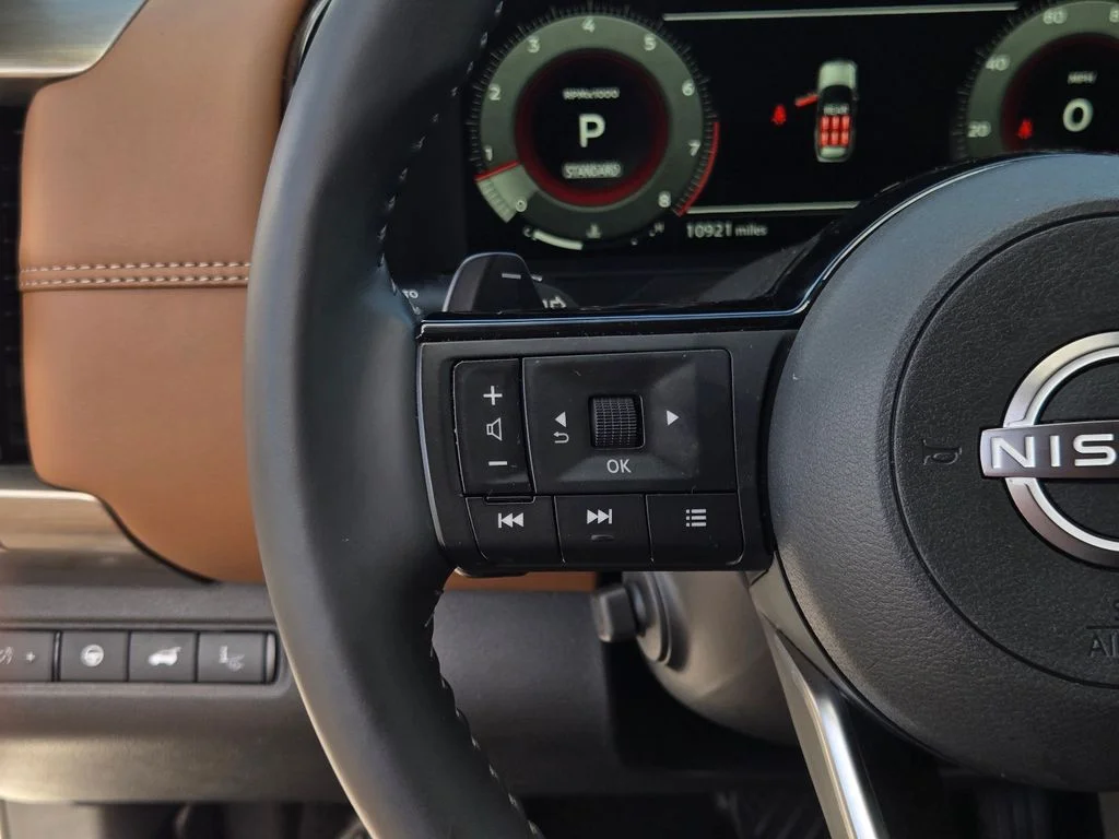 Used 2025 White Nissan Platinum image 26