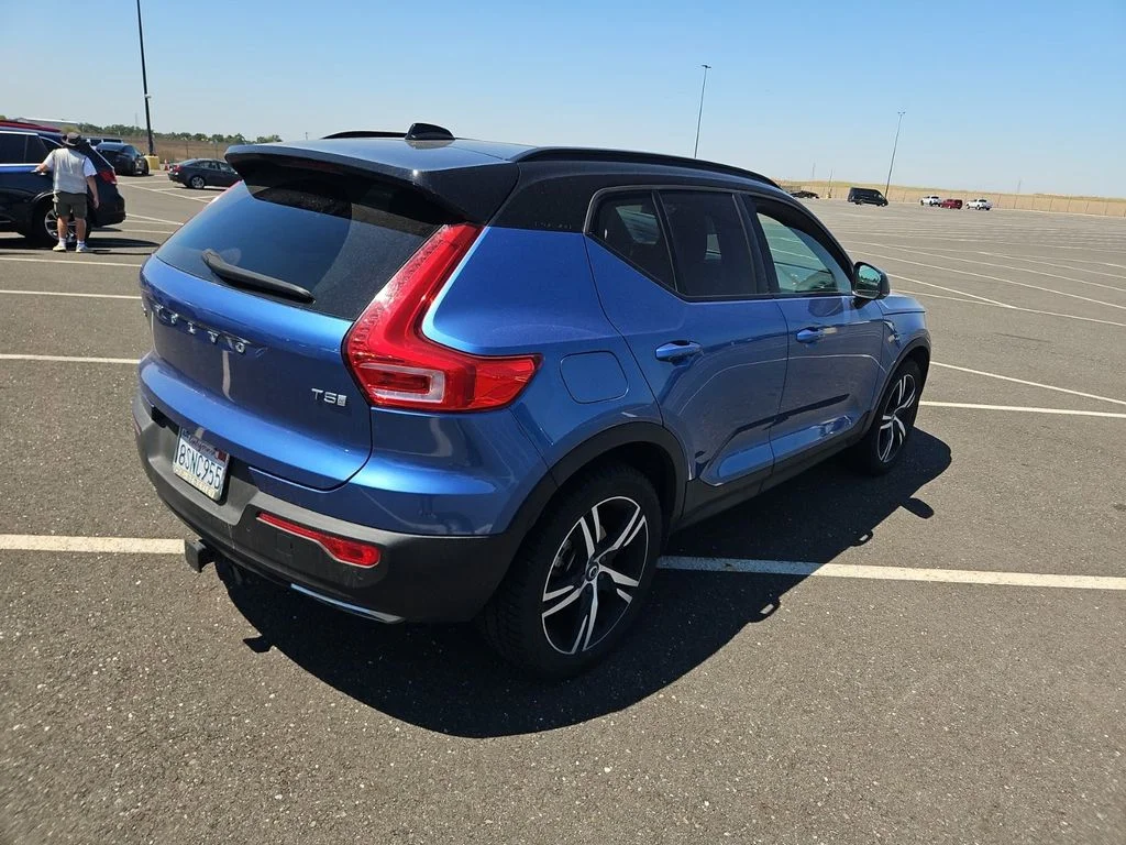 Used 2020 Blue Volvo R-Design image 3