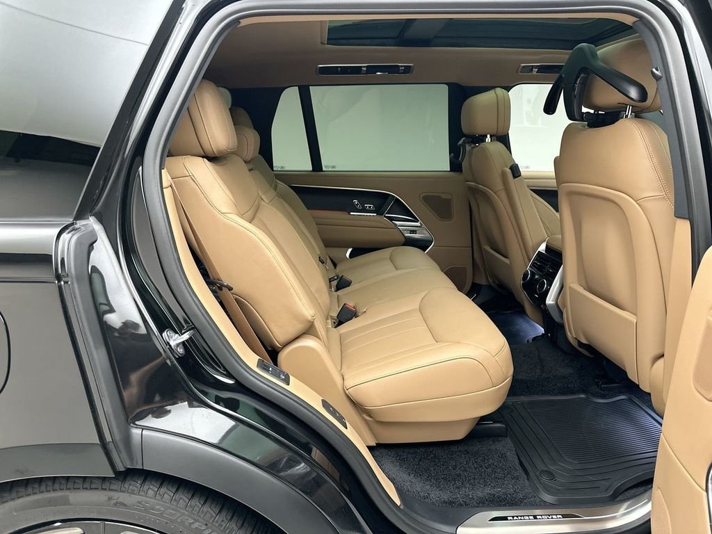 New 2026 Santorini Black Land Rover SE image 7