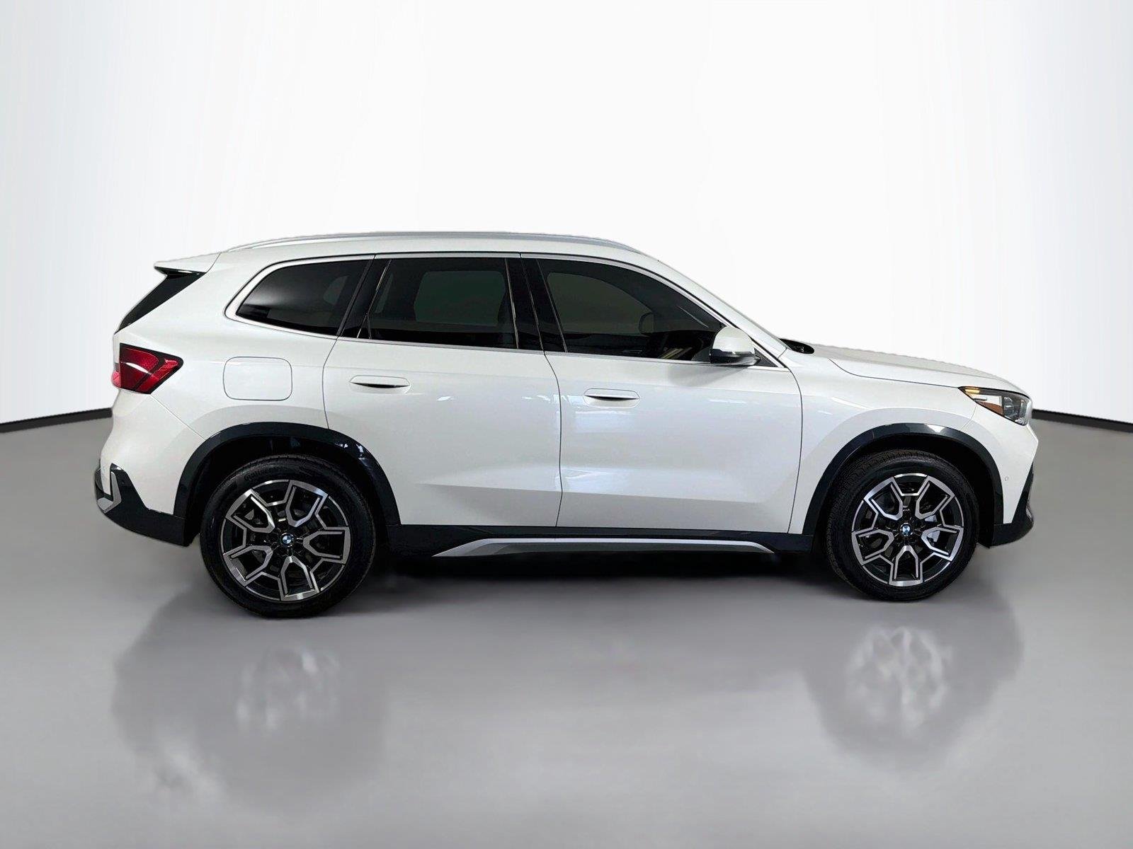 New 2027 Mineral White Metallic BMW xDrive28i image 4