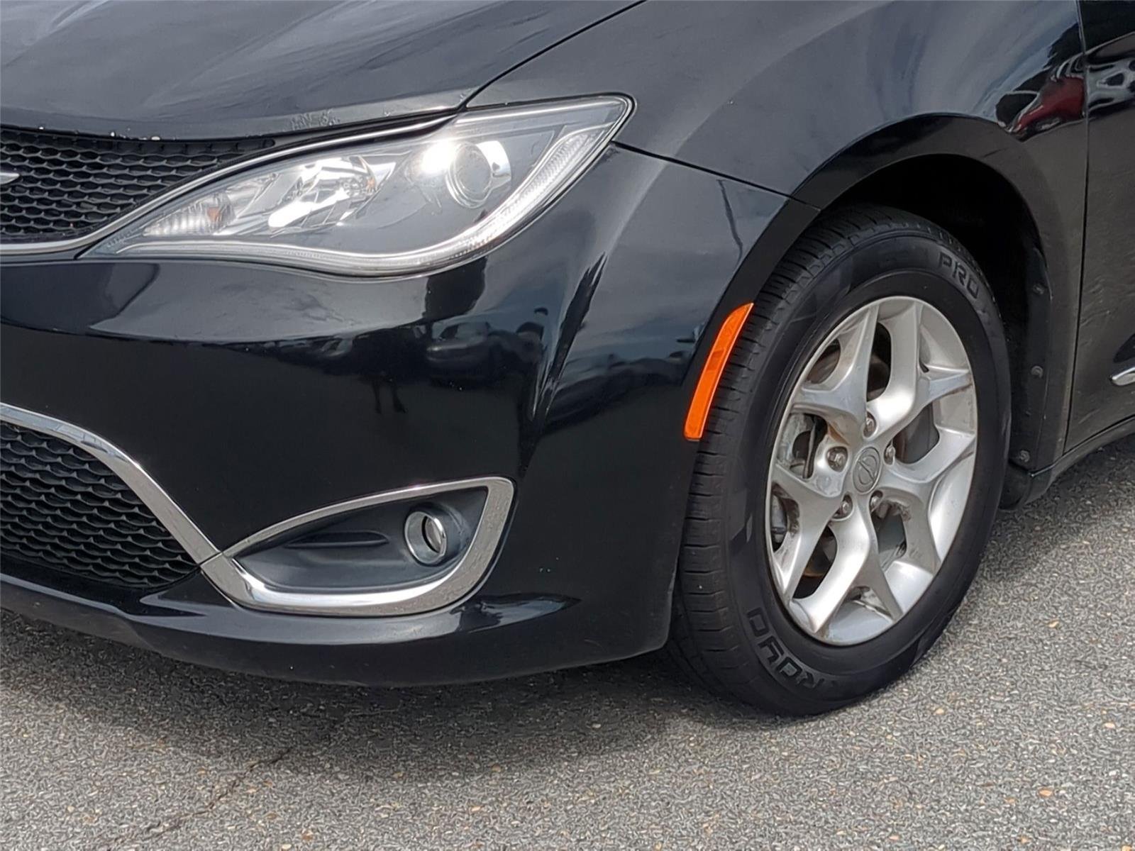 Used 2018 Brilliant Black Crystal Pearlcoat Chrysler Touring L Plus image 9