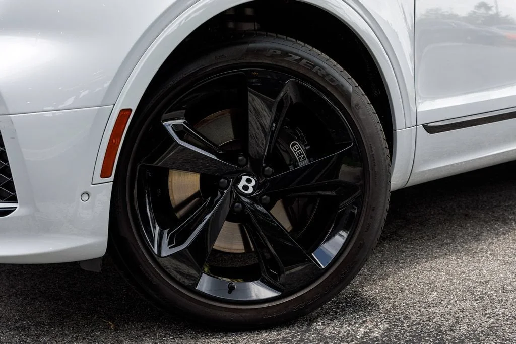 Used 2023 White Bentley V8 image 43