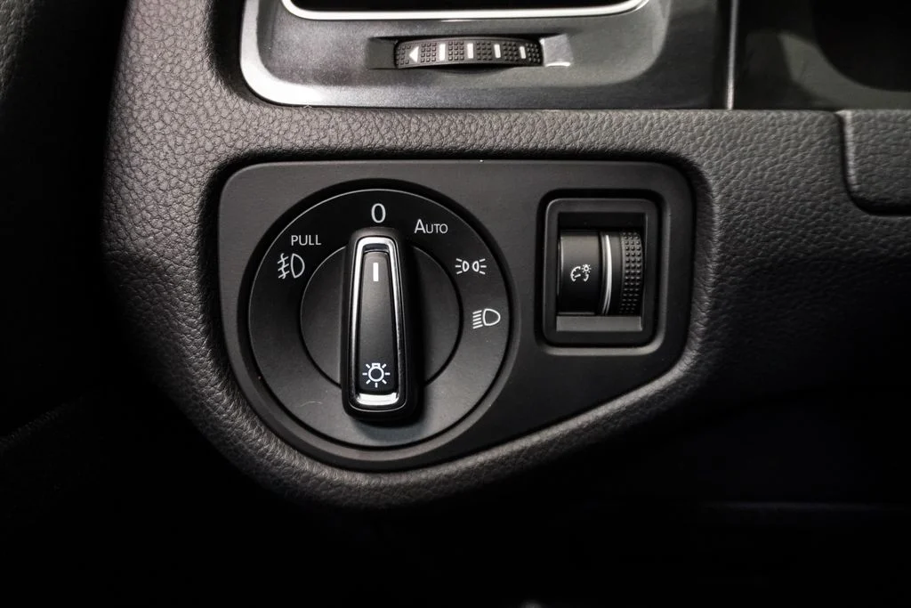 Used 2019  Volkswagen TSI S image 27