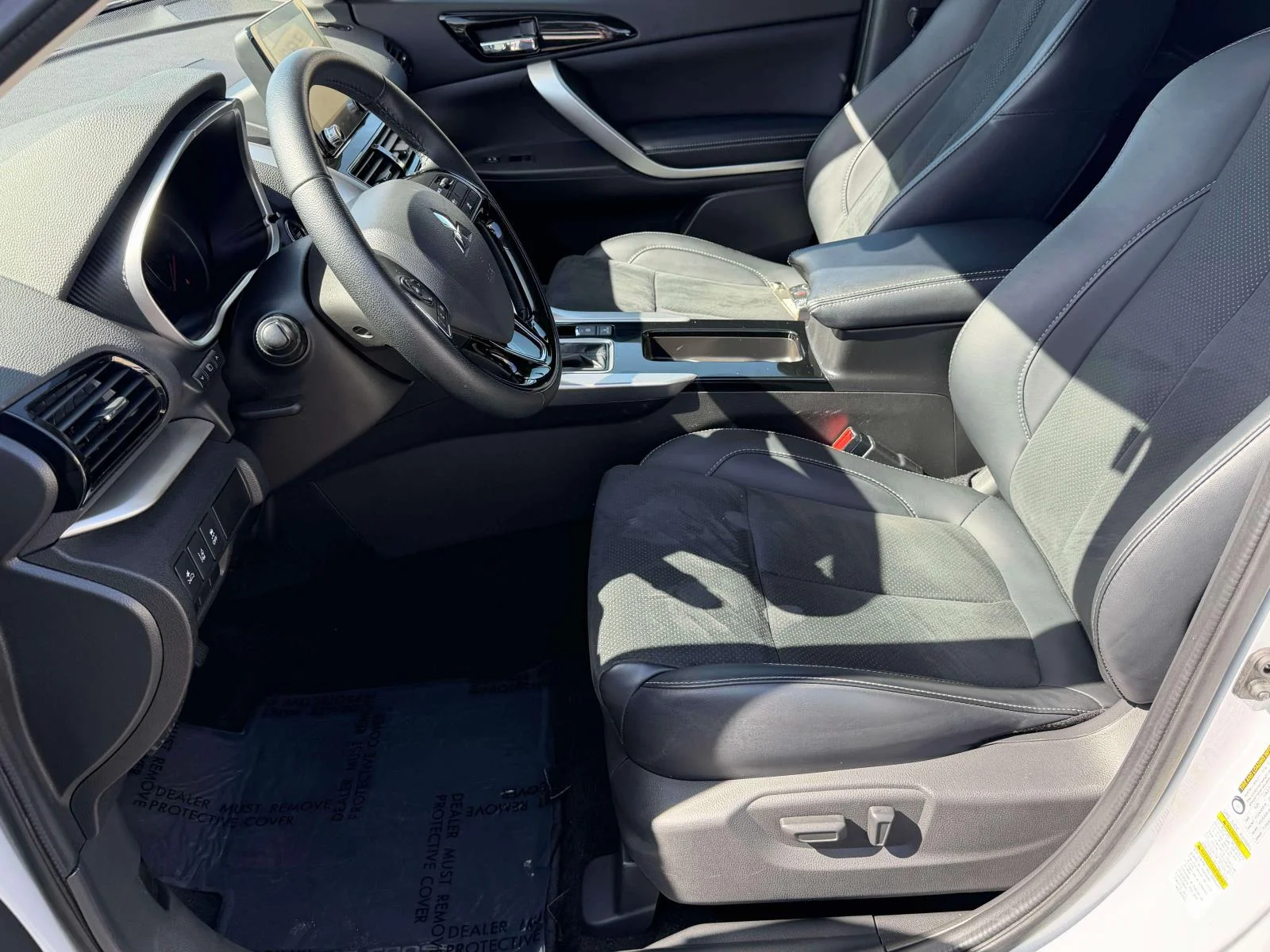 Used 2025 White Diamond Mitsubishi SE image 37