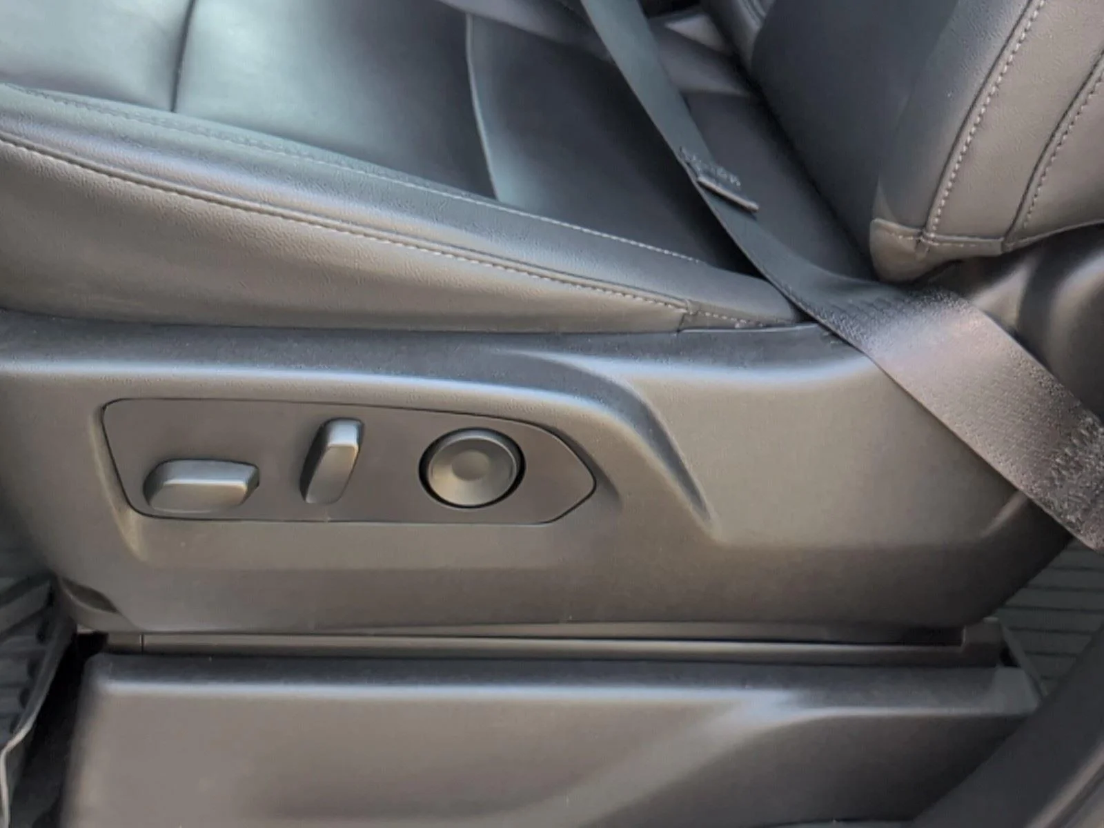 Used 2025 Summit White Chevrolet RST image 18