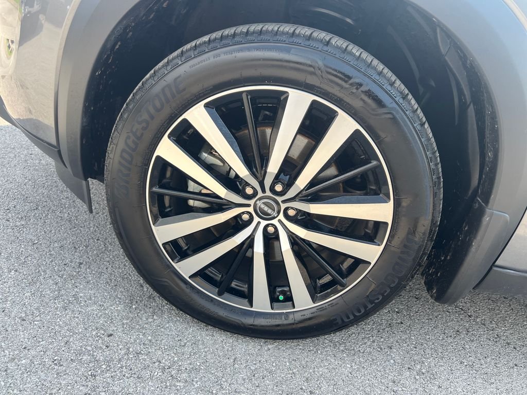 Used 2025 Gray Nissan Platinum image 10