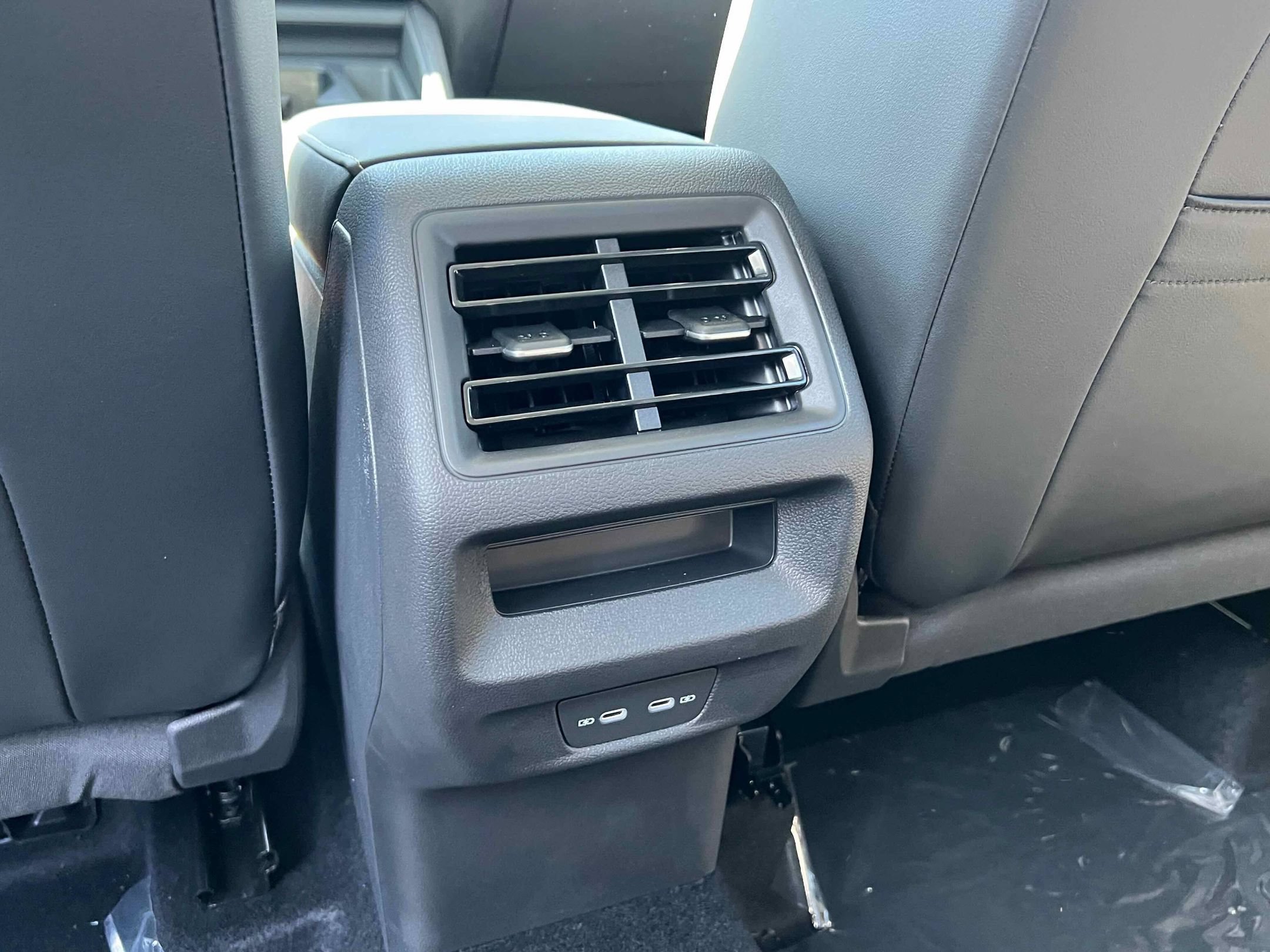 2025 Volkswagen Tiguan SE - Photo 19