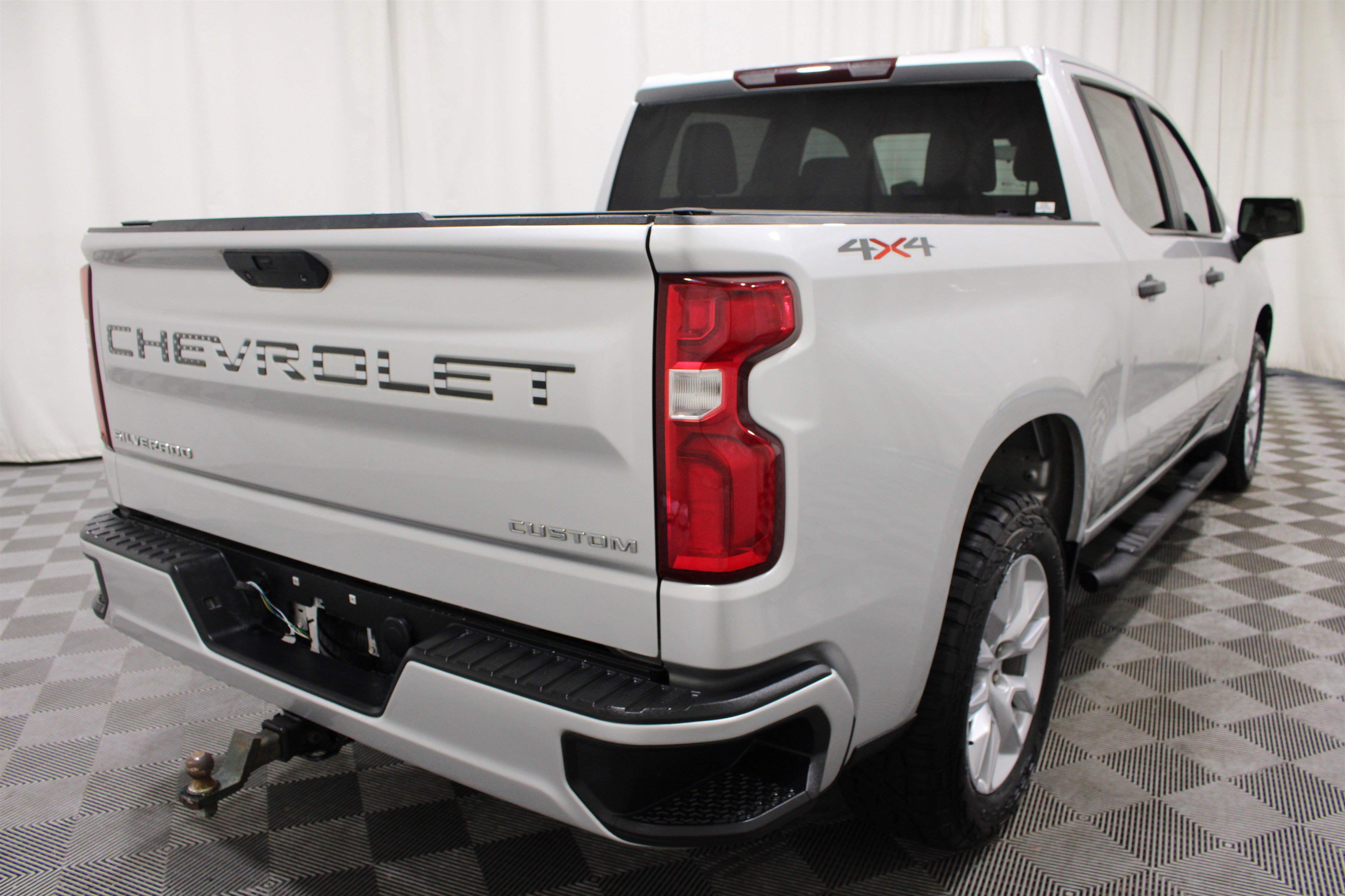 Used 2021 Silver Ice Metallic Chevrolet Custom image 27