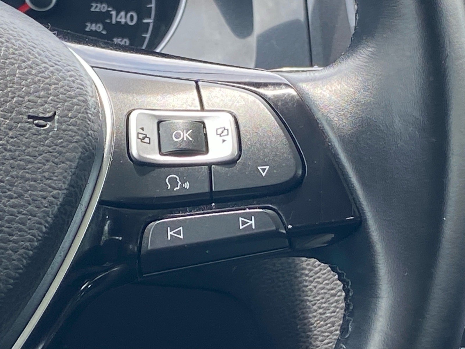 Used 2018 Silver Volkswagen TSI SE 4-Door image 6