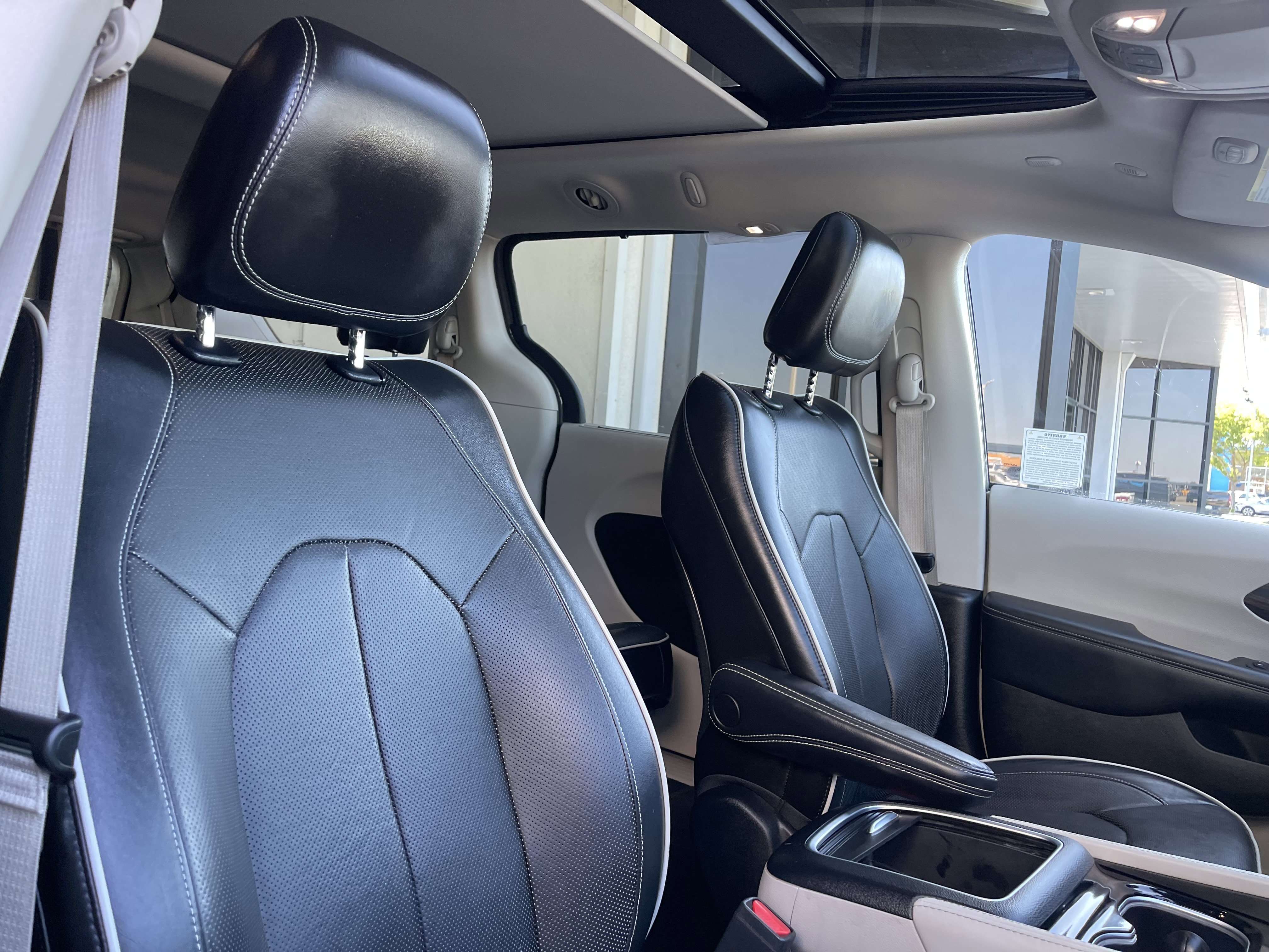 Used 2022 White Chrysler Limited image 26