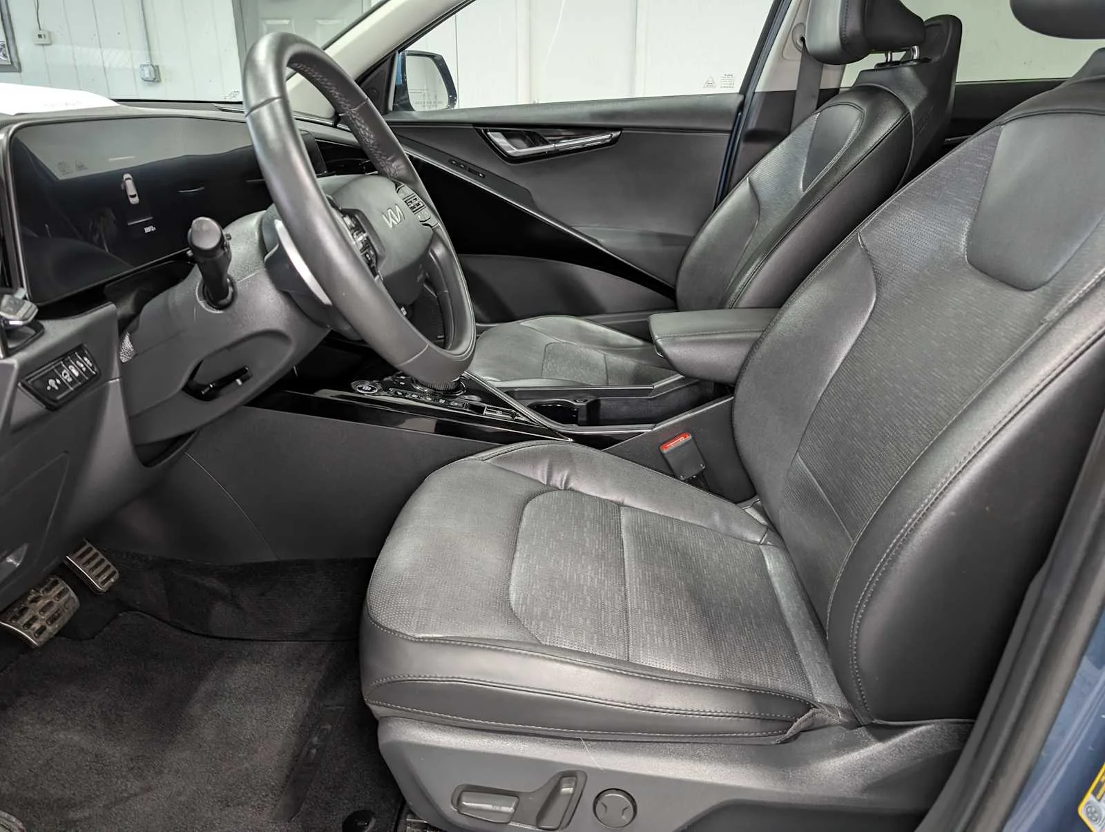 Used 2023 Mineral Blue Kia SX Touring image 4