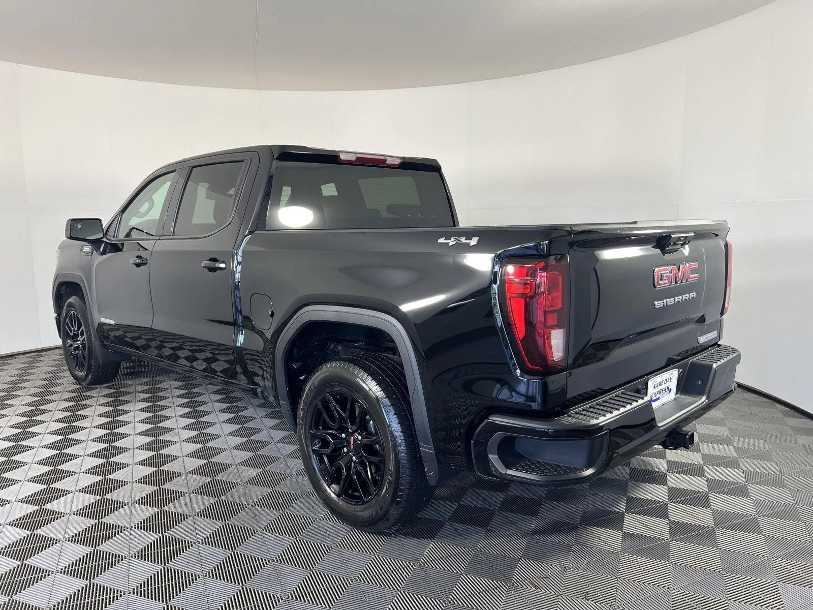 Used 2025 Onyx Black GMC Elevation image 26