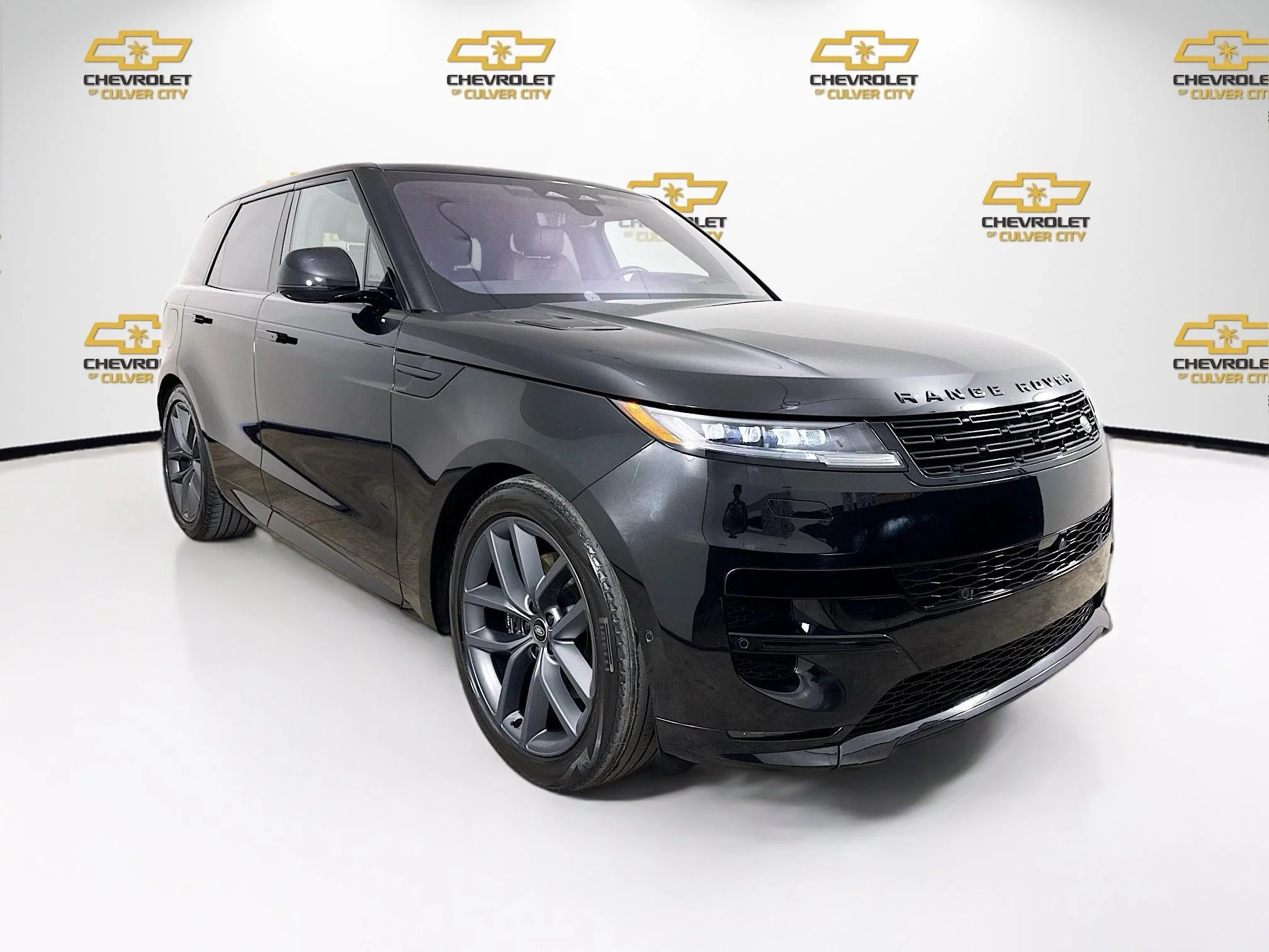 Used 2023  Land Rover SE Dynamic image 1