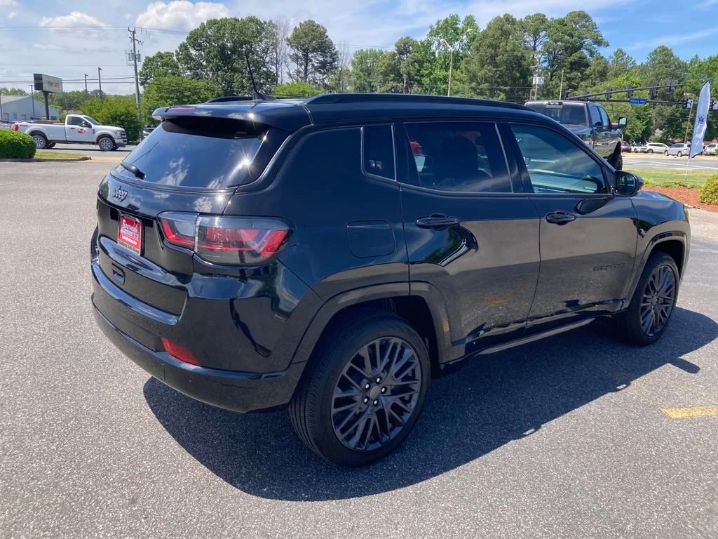 New 2024 Diamond Black Crystal Pearl-Coat Exterior Paint Jeep Limited image 5