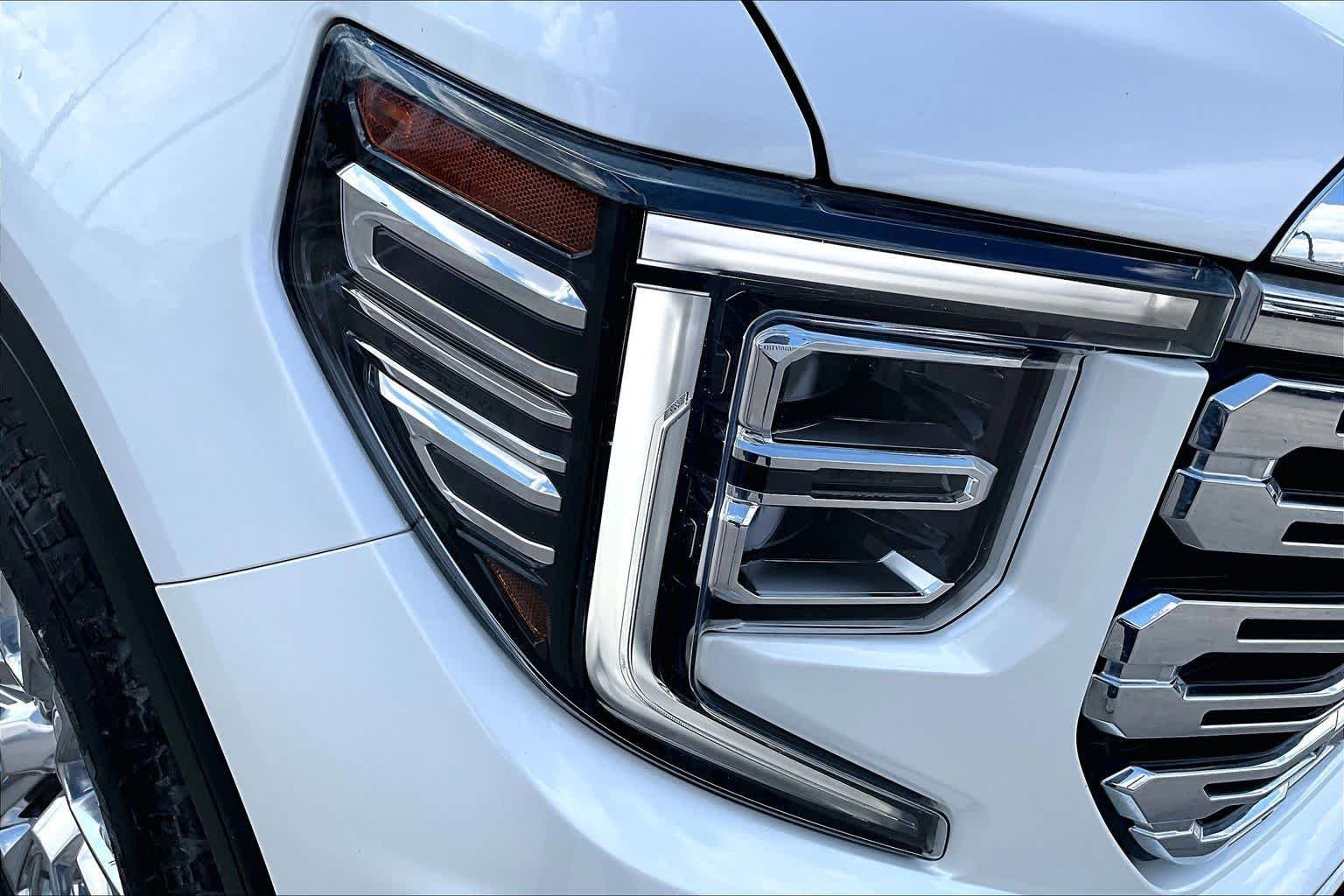 Used 2023 White Frost Tricoat GMC Denali image 28